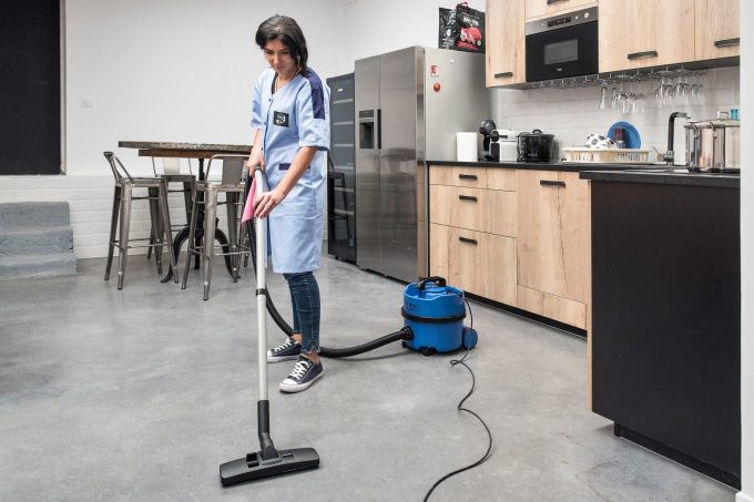 Personnel de PUIG Nettoyage en train de passer l'aspirateur